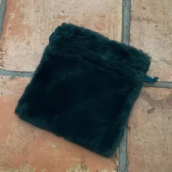❤️ NEW 2/$20 or 3/$25 Faux Fur Fuzzy Dark Emerald Green Gift Bag with Ribbon Tie - Picture 1 of 5